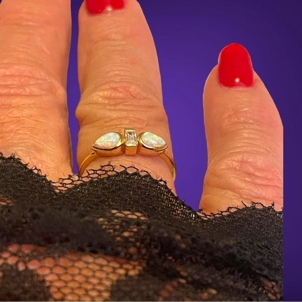 NEW‎ Gold and Opal ring